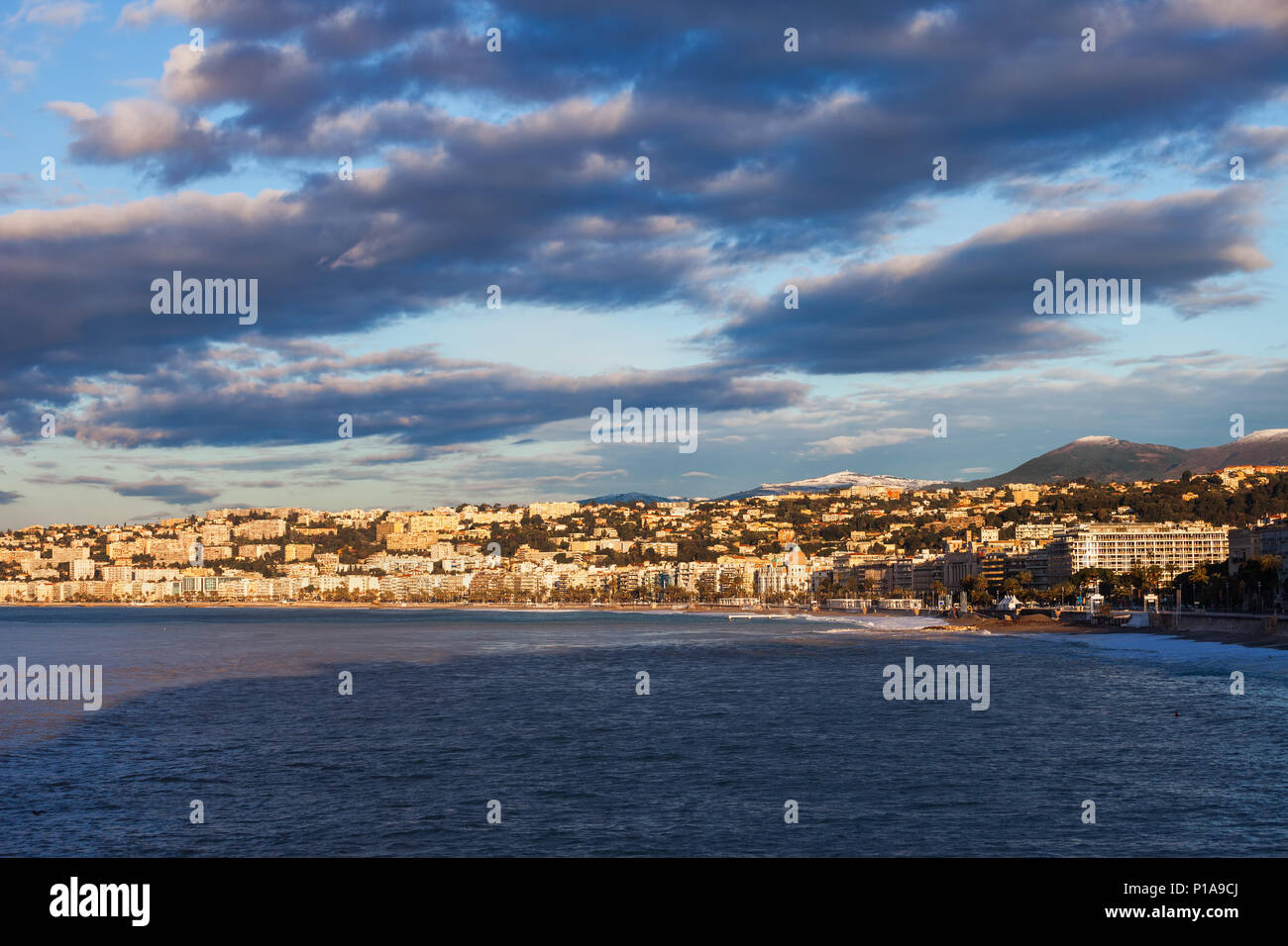 France, Côte d'Azur, Nice, ville au lever du soleil à partir de la Mer Méditerranée Banque D'Images