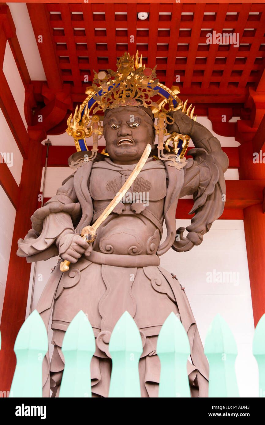 L'un des quatre de la statue de Roi gardien sur la porte d'entrée à Chumon, Dai Garan Kongobu-ji Temple, Temple complexe, Koyasan, Japon Banque D'Images