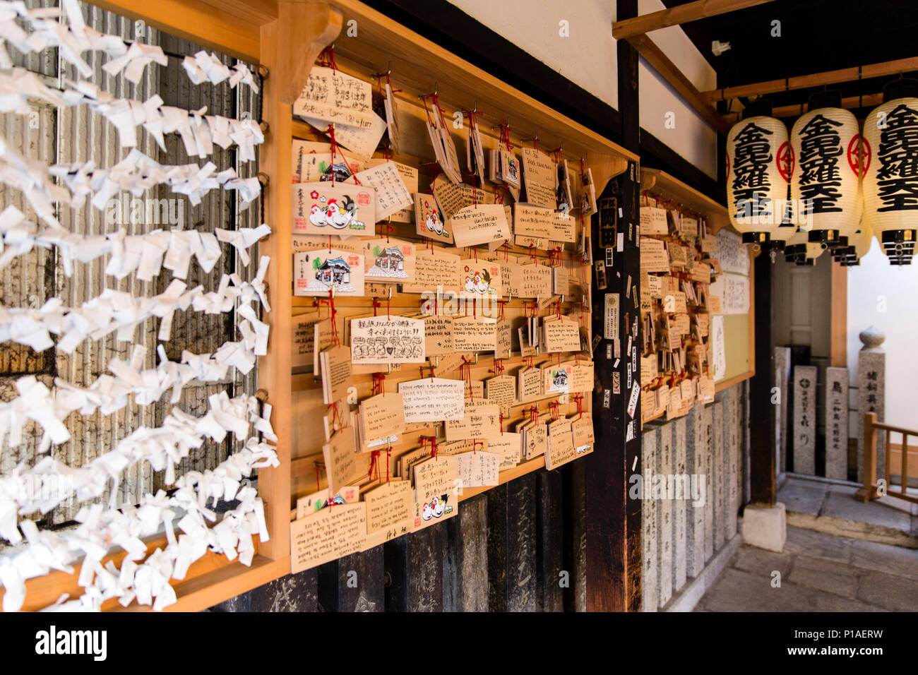La prière en bois et Plaques Ema O-mikuji Fortunes papier au Temple Hozenji à Osaka, Japon Banque D'Images