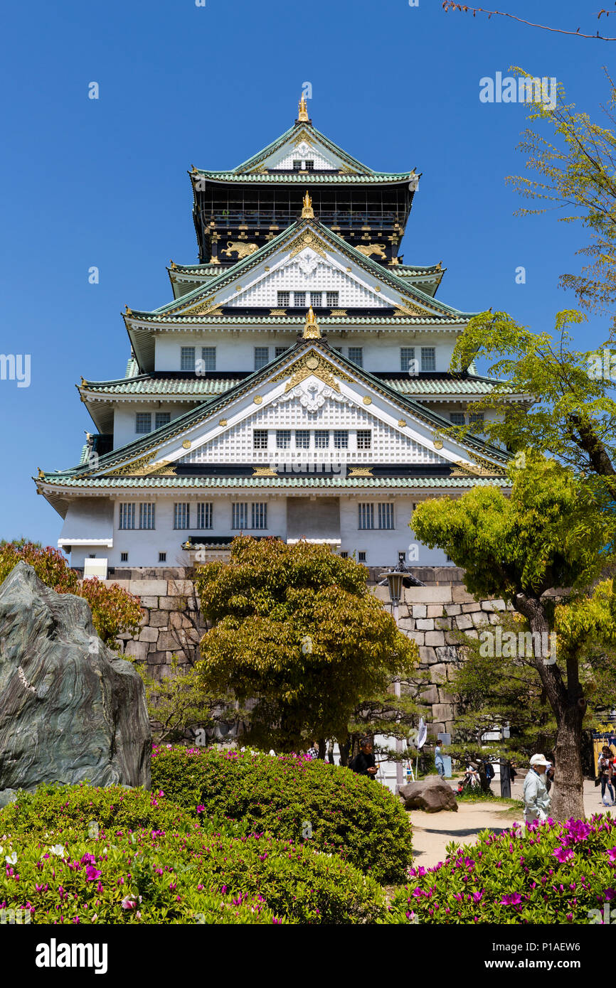 Le Château d'Osaka vu de l'intérieur de l'enceinte du château. Banque D'Images