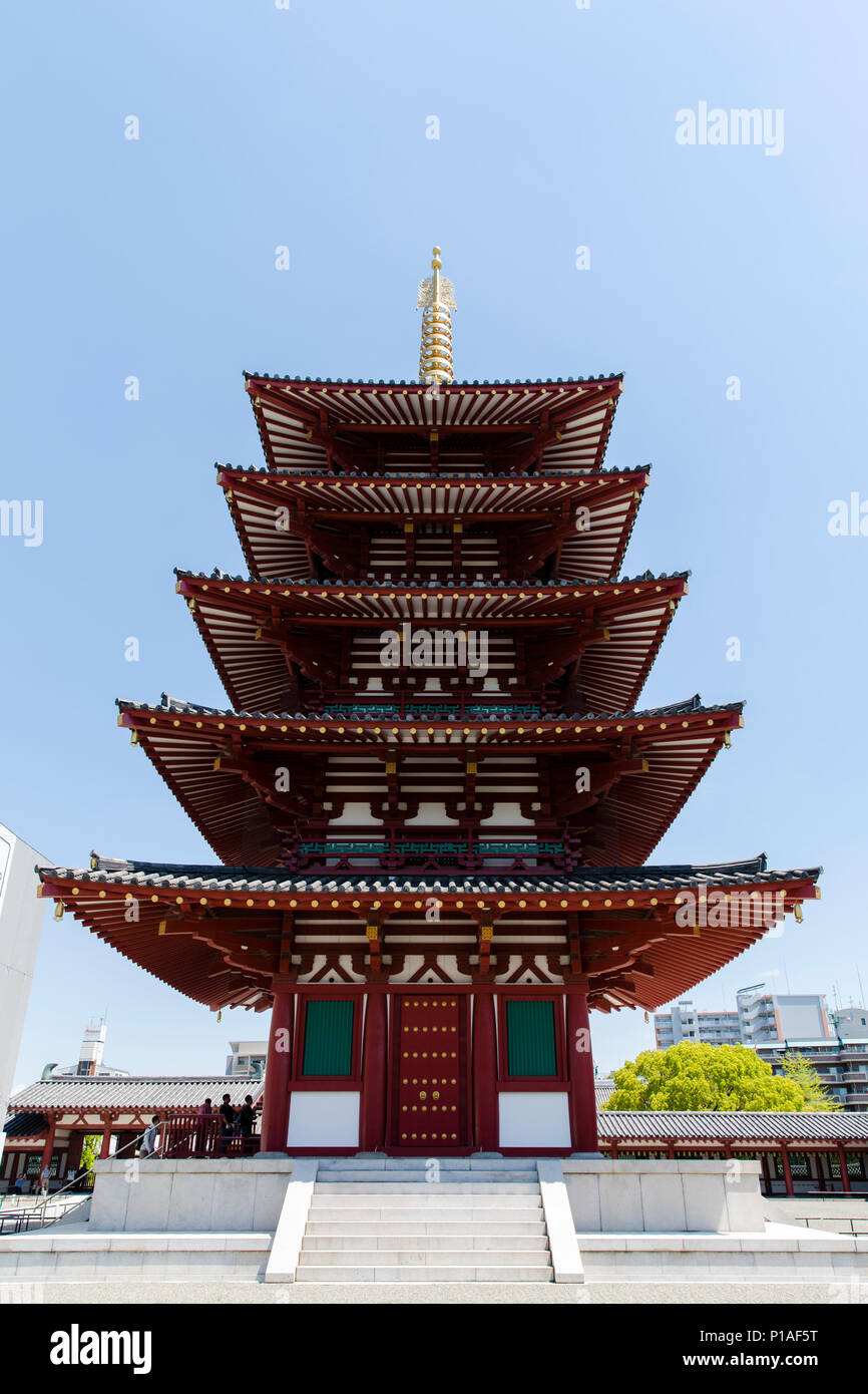 La pagode de cinq étages du bâtiment principal du Temple Shitennoji, Osaka, Japon Banque D'Images