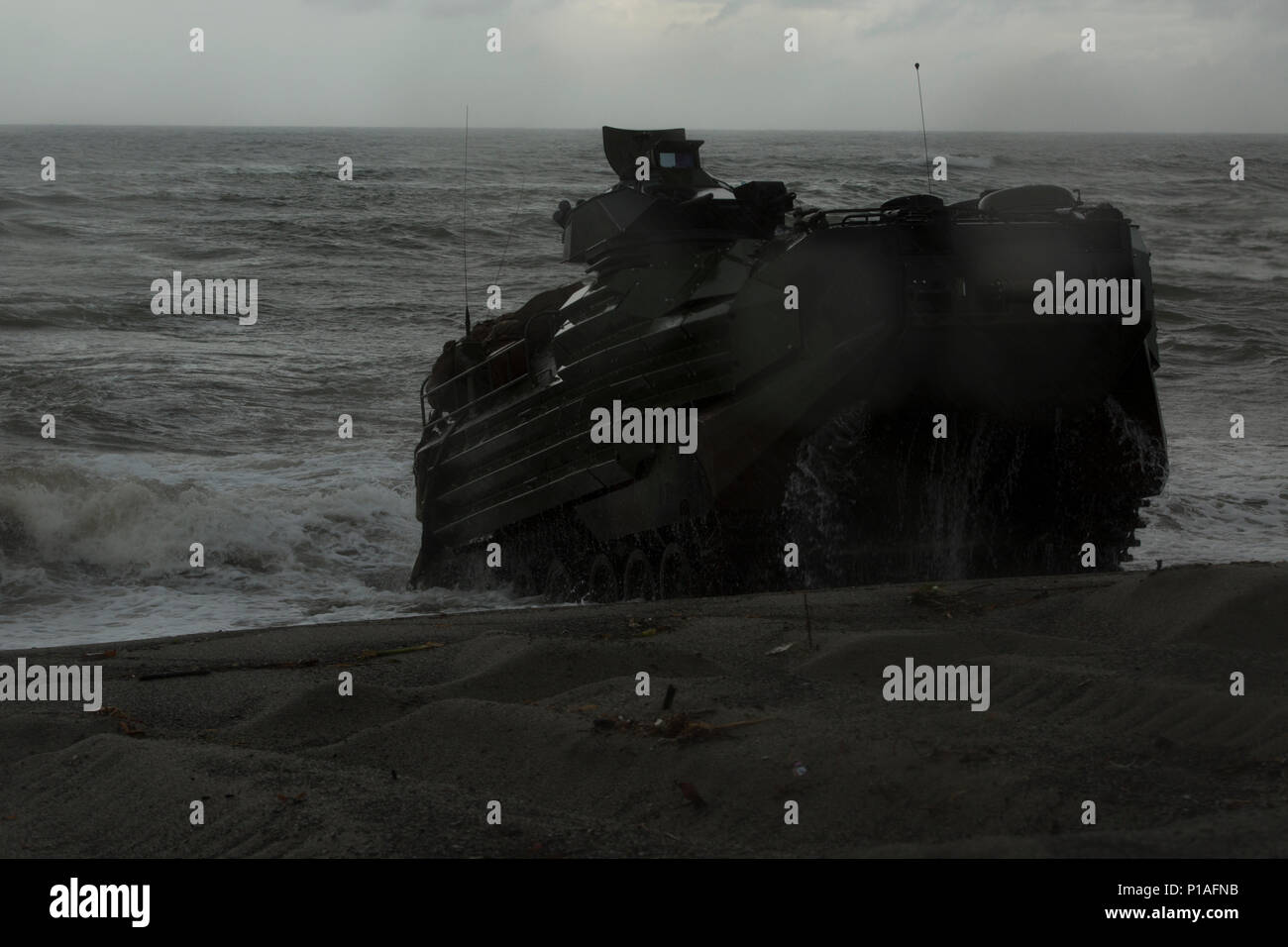 États-unis et Philippine Marines en un assaut terrestre sur un véhicule amphibie à Subic Bay, aux Philippines, au cours de la plage de débarquement amphibies des Philippines (PHIBLEX Exercice 33), le 7 octobre 2016. PHIBLEX est chaque année un U.S-armée philippine exercice bilatéral qui combine les capacités amphibies et de tir réel avec assistance civique humanitaire visant à renforcer l'interopérabilité et les relations de travail. (U.S. Marine Corps photo par Lance Cpl. Nelson Dueñas/libérés) Banque D'Images