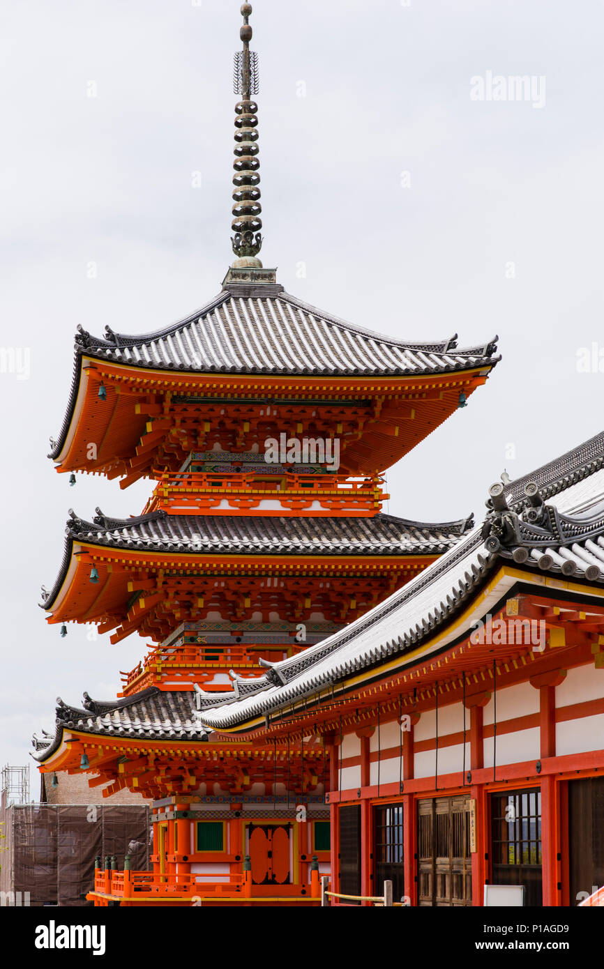 Sanjunoto Pavillion et Asakura-do de culte dans l'enceinte de Temple Kiyomizu-dera, Kyoto, Japon. Banque D'Images