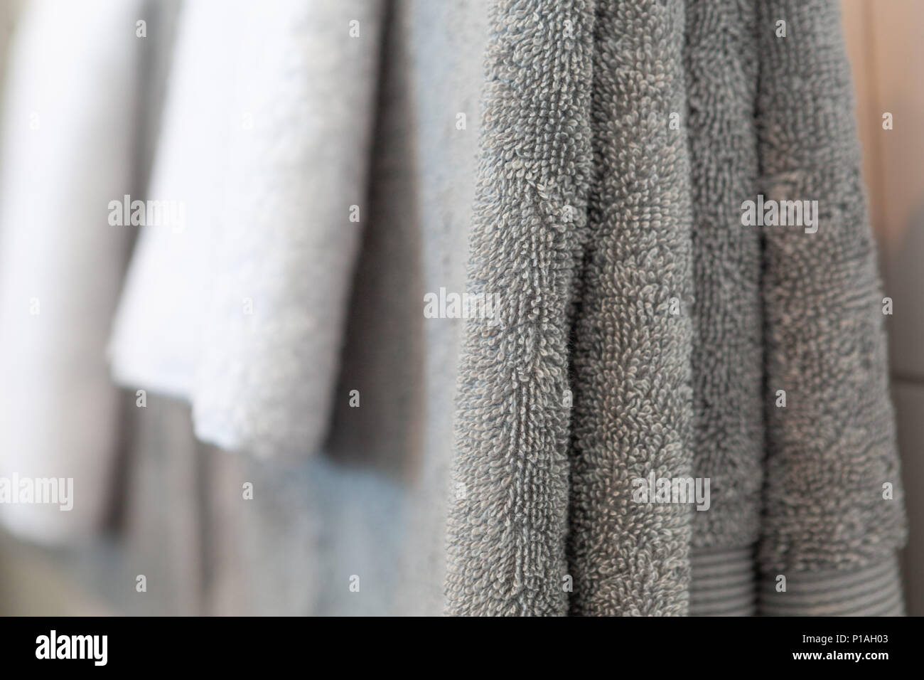 Close-up of folded pendaison douche Serviettes - focus on foreground Banque D'Images