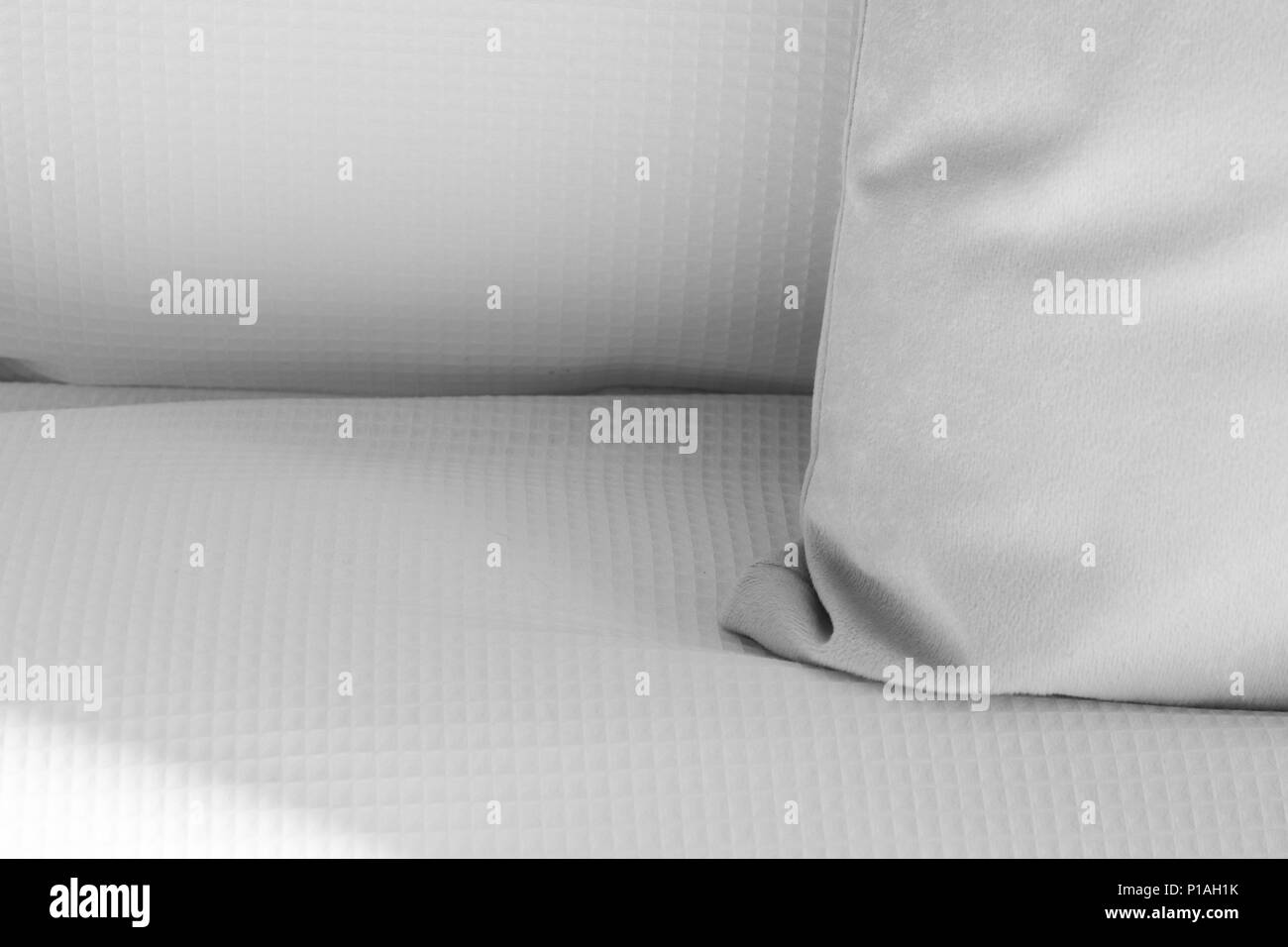 Gros plan sur l'oreiller blanc sur un lit with copy space Banque D'Images