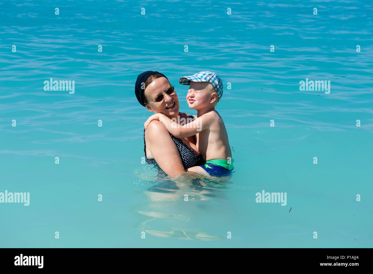 Deux ans de natation avec son granmother dans une mer, Ag. Plage Kiriakis, Kefalonia, îles Ioniennes, Grèce, Europe Banque D'Images