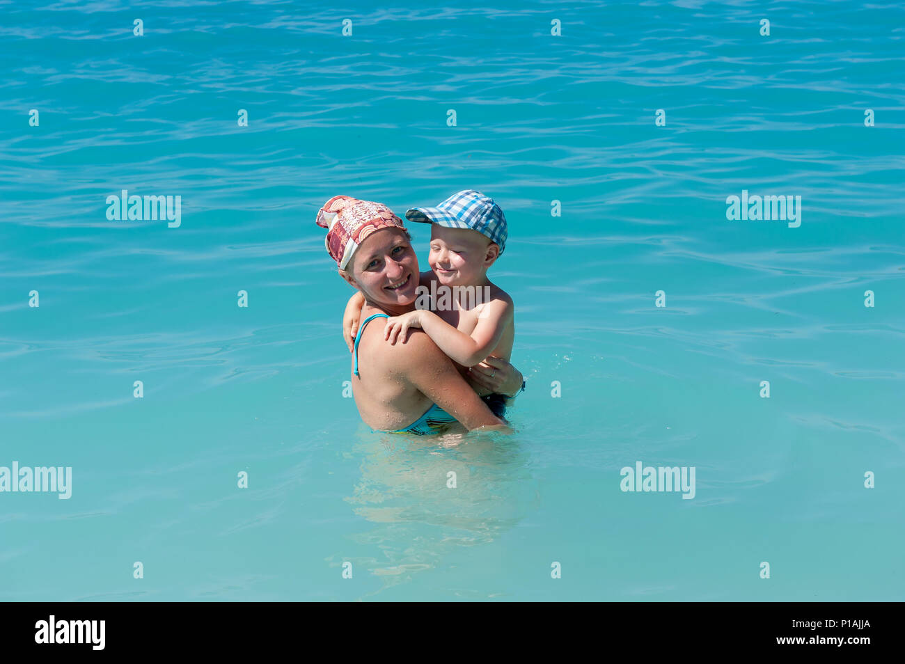 Deux ans nager dans la mer avec sa mère, Ag. Plage Kiriakis, Kefalonia, îles Ioniennes, Grèce, Europe Banque D'Images