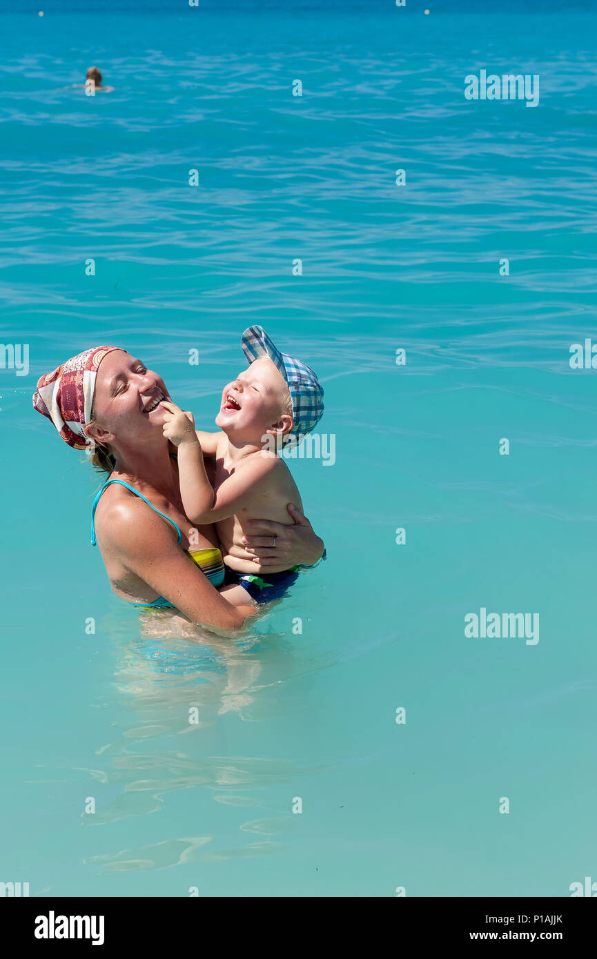 Deux ans nager dans la mer avec sa mère, Ag. Plage Kiriakis, Kefalonia, îles Ioniennes, Grèce, Europe Banque D'Images