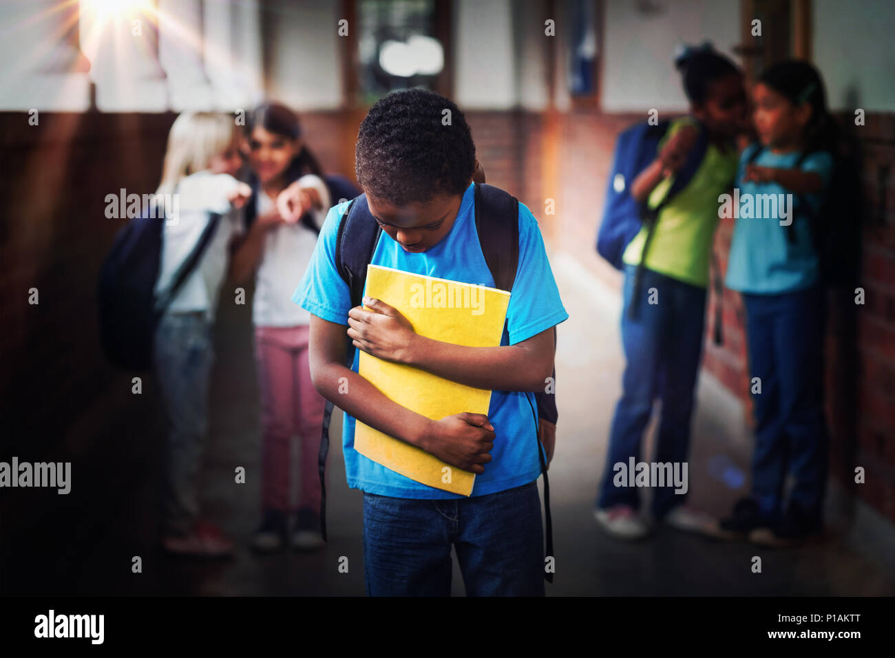 Triste élève victime d'intimidation par des camarades de classe de couloir Banque D'Images