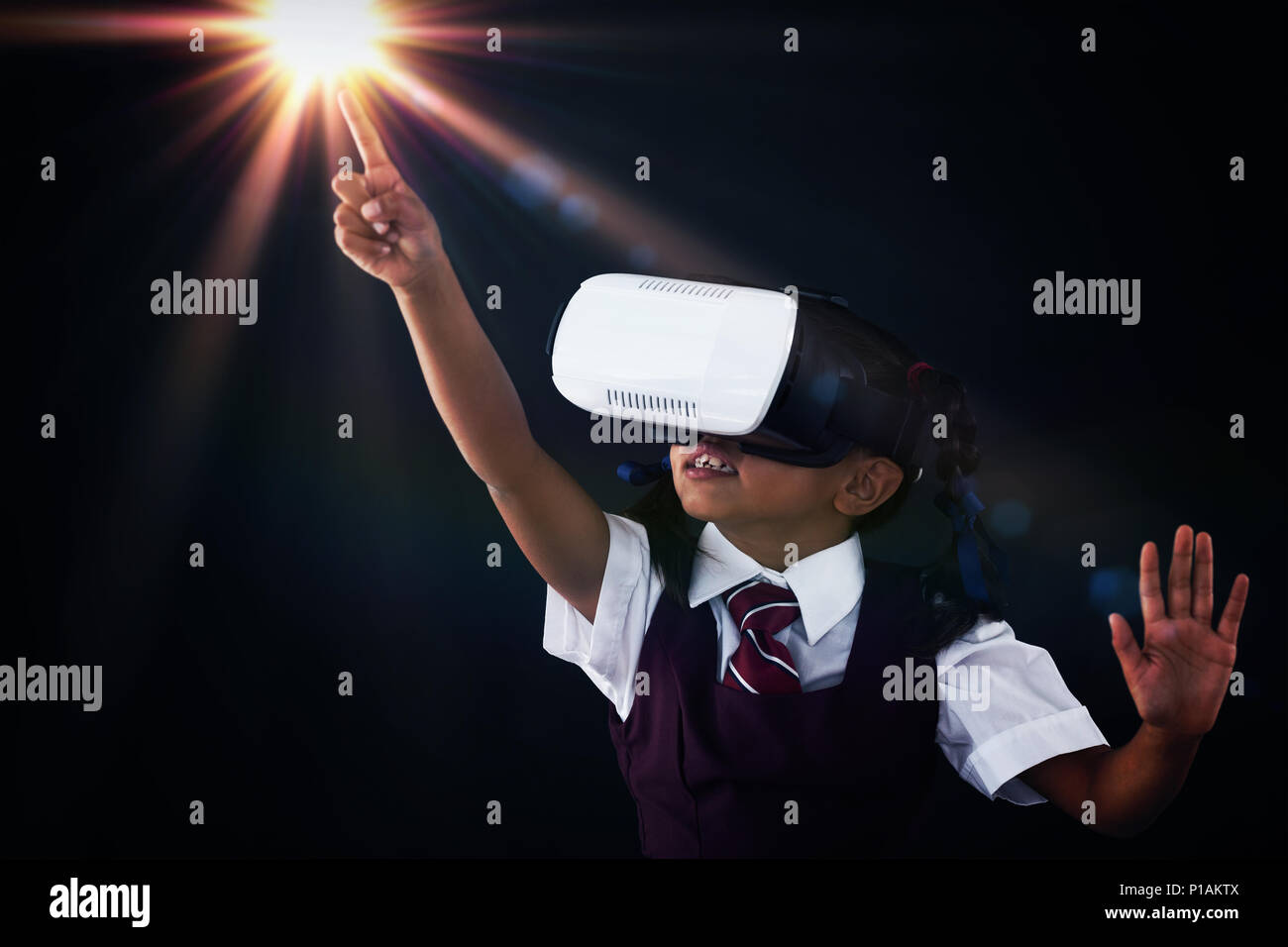 Lycéenne à l'aide de casque de réalité virtuelle contre tableau noir Banque D'Images