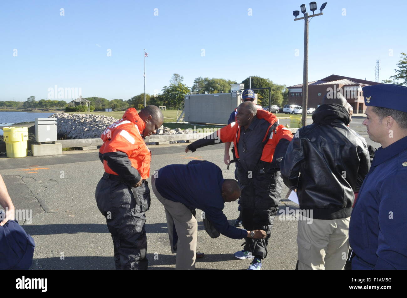 Privé de Long Island, l'équipage a accueilli une délégation nigériane au cours de trois jours de visite de réciprocité dans le cadre de la Garde côtière de Port International du Programme de sécurité, le 6 octobre 2016 à New Haven, Connecticut. La visite s'est concentrée sur la mise en œuvre du code international pour la sûreté des navires et des installations portuaires (ISPS) dans le cadre de la Loi sur la sûreté du transport maritime (LSTM) programme. (U.S. Photos gracieuseté de la Garde côtière canadienne privé Long Island Sound) Banque D'Images