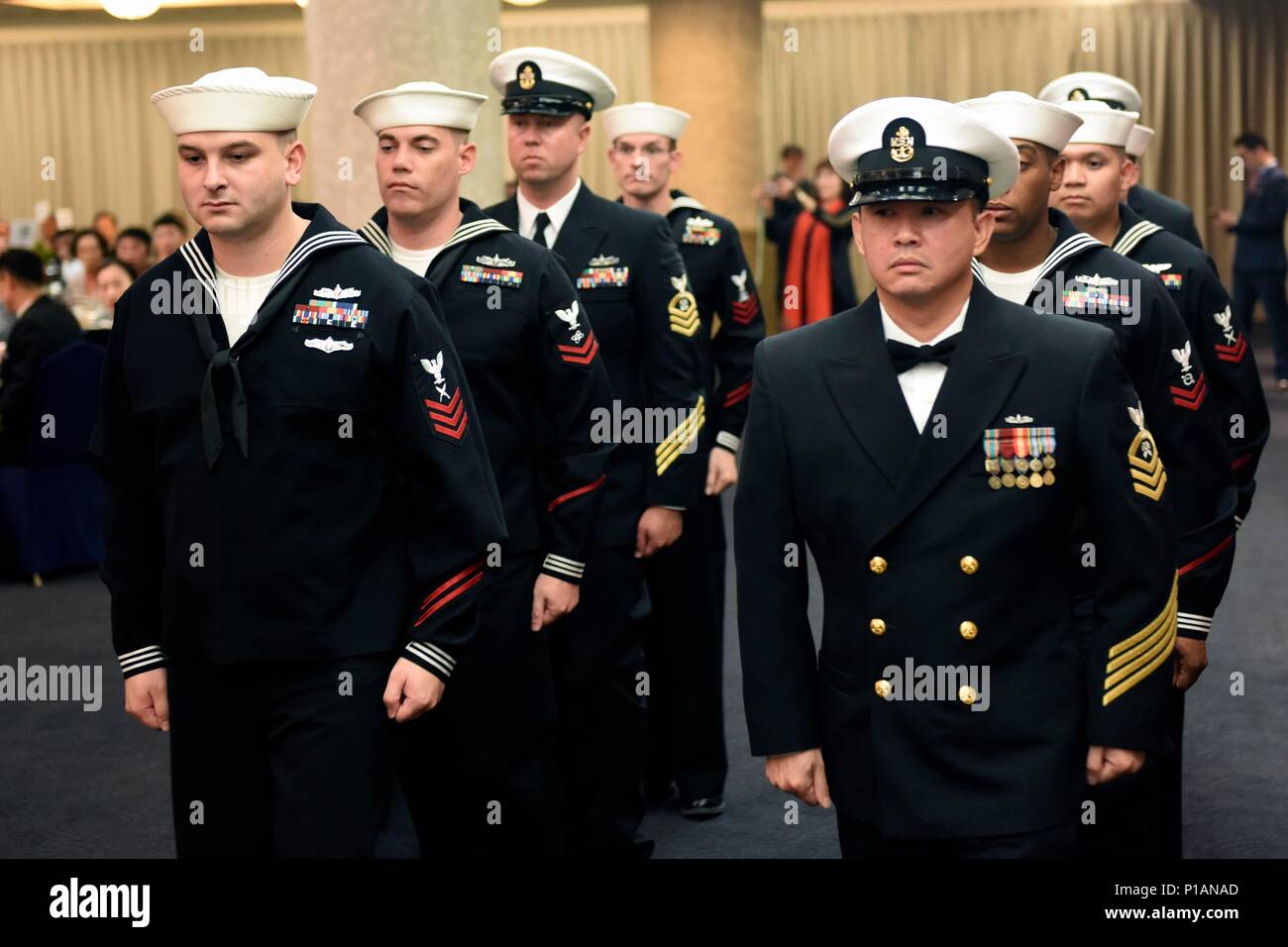 161007-N-WT427-038 BUSAN, République de Corée (oct. 7, 2016) marins affectés à Commander, U.S. Naval Forces Korea rassembler le side boys pour le 241e anniversaire de la Marine. Le thème de cette année, "America's Sailor : Tough, gras, et Prêt," honore le service de marins depuis la naissance de la marine américaine le 13 octobre 1775. (U.S. Photo de la marine du Maître de 2e classe Jermaine M. Ralliford) Banque D'Images