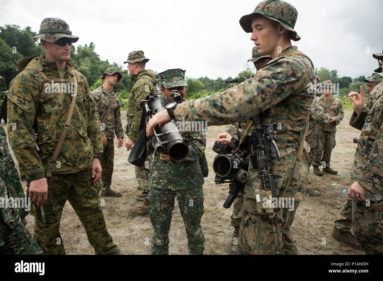 Une montre des Marines Marines philippins les pièces et les fonctions de l'épaule-lancé arme d'assaut polyvalent (SMAW) au cours de l'exercice d'atterrissage amphibie des Philippines (33) PHIBLEX sur le Colonel Ernesto Ravina Air Base, Philippines, le 7 octobre 2016. PHIBLEX-américain annuel est un exercice bilatéral militaire des Philippines qui combine les capacités amphibies et de tir réel avec assistance civique humanitaire visant à renforcer l'interopérabilité et les relations de travail. Les marines sont des Philippines avec l'Équipe de débarquement du bataillon, 2e Bataillon, 32e compagnie maritime. Les Marines des États-Unis sont avec Battalion Banque D'Images