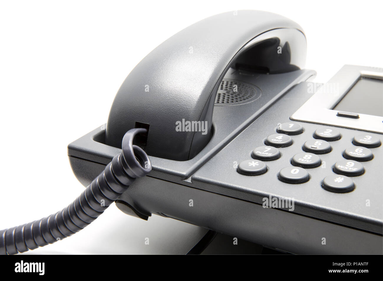 Téléphone IP sur fond blanc (clavier et récepteur close-up) Banque D'Images