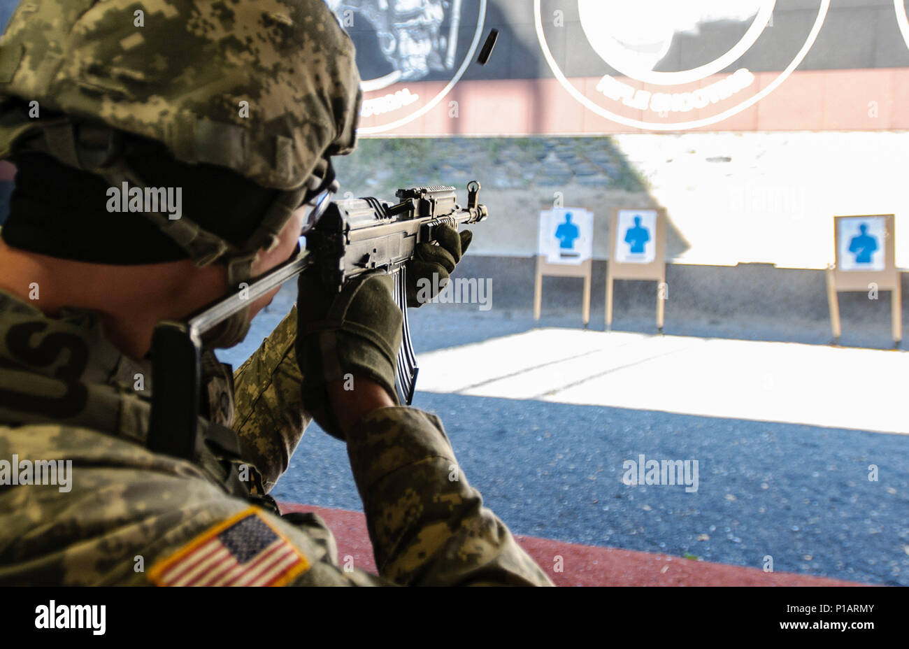 Un soldat de la Police militaire de la Garde nationale d'exercices de tir des pratiques à l'aide de l'armée slovaque SA vz.58 lors d'un fusil d'assaut bouclier slovaque 2016 5 octobre, 2016 à zone d'entraînement militaire de peur, Rép. slovaque de la formation ont été gardes Hoosier côte à côte avec l'armée slovaque de 25 ans, à travers le Programme de partenariat de l'État, et sont pleinement intégrées dans le Bouclier slovaque, l'interopérabilité et l'exploitation de la force de l'instruction à l'unité. Bouclier slovaque d'exercice fait partie de résoudre l'Atlantique, un effort dirigé par les États-Unis d'être menées en Europe de l'est pour démontrer l'engagement des États-Unis à la sécurité collective de la NAT Banque D'Images