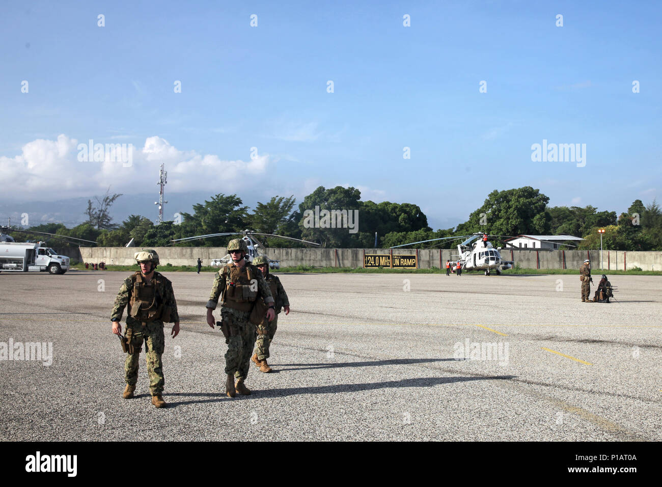 Aéroport de Port-au-Prince, République d'Haïti-- Seabees avec deux Bataillon de construction amphibie, entrepris avec l'USS Mesa Verde (LPD-19) à pied à travers un aérodrome dans la République d'Haïti en tant qu'opérateurs radio avec la 24e Marine Expeditionary Unit effectuer un test de communication. Marins et soldats de la Force Matthieu a mené des enquêtes auprès des sites potentiels d'atterrissage plage et aérodromes pour préparer les opérations de secours en cas de catastrophe humanitaire et d'aider la République d'Haïti à la suite de l'Ouragan Matthew, une tempête de catégorie IV ayant passé par la zone causant des inondations, détruisant des inf Banque D'Images