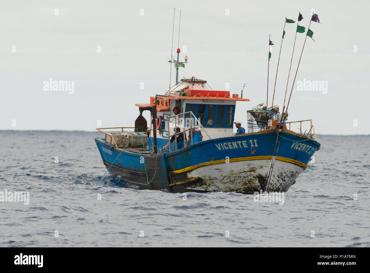 Un bateau de pêche commerciale palangrier en mer au large de la côte du Brésil SE Banque D'Images