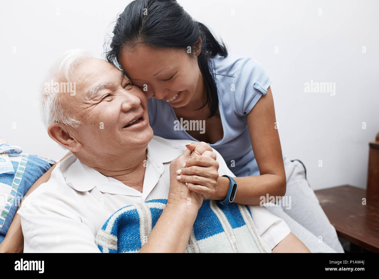 Affectueux, senior father and daughter hugging Banque D'Images