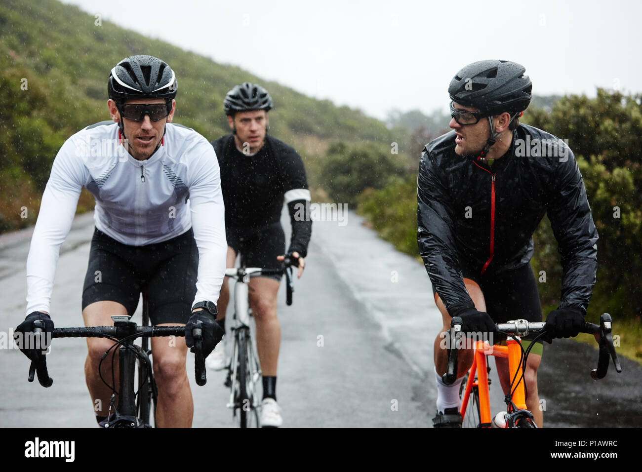 Les cyclistes masculins Cyclisme sur route mouillée Banque D'Images