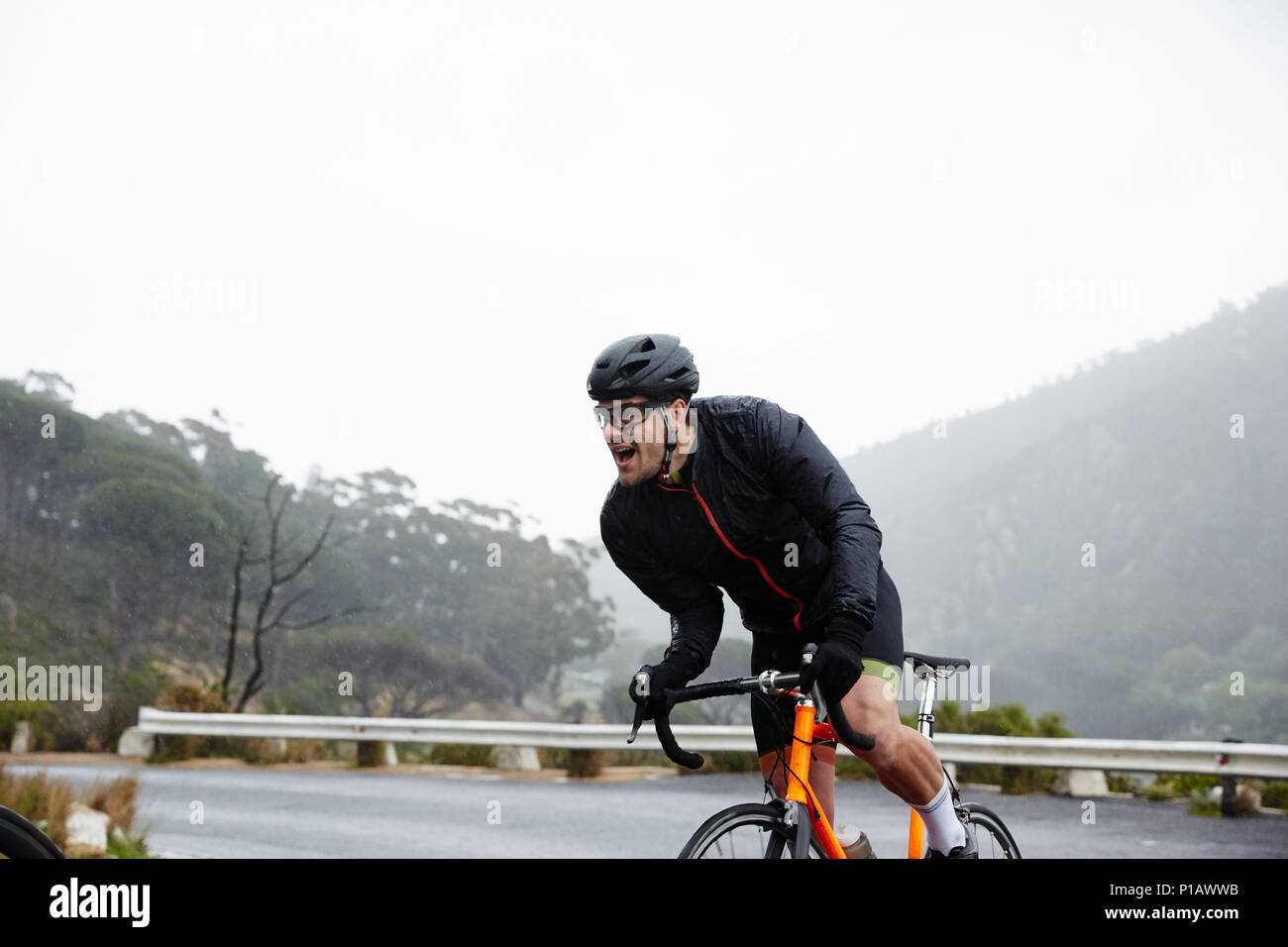 Mise sous tension montée cycliste homme déterminé Banque D'Images