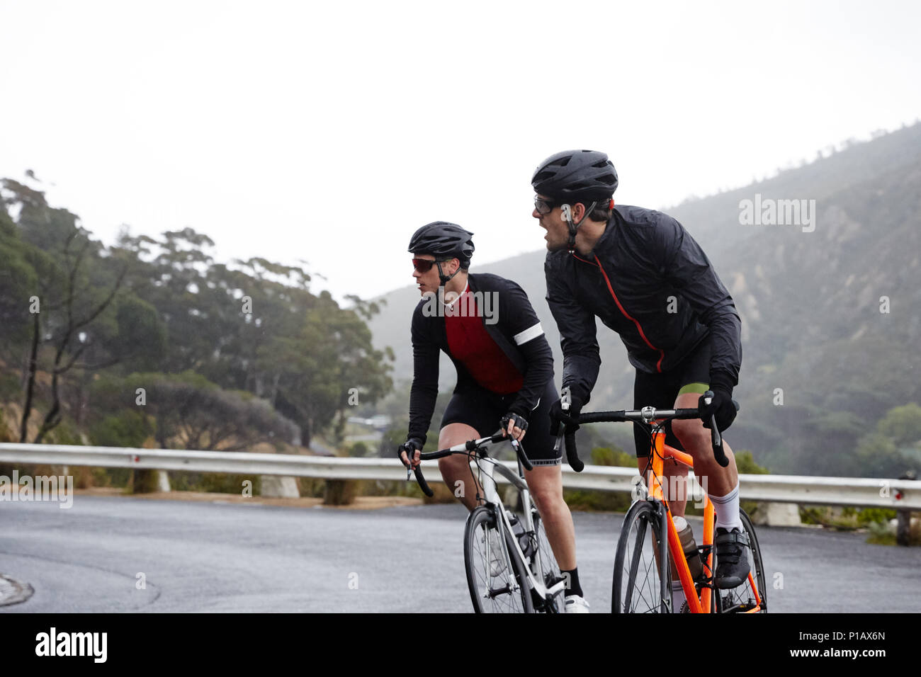 Les cyclistes sur route Cyclisme Hommes Banque D'Images