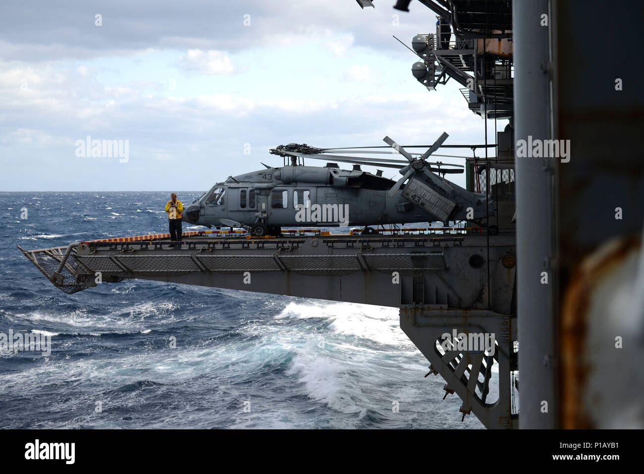 Océan Atlantique (oct. 10, 2016) - Maître de 2e classe Ray Clark dirige le transport d'un MH-60 Knighthawk à l'envol du navire d'assaut amphibie USS Iwo Jima (DG 7). Iwo Jima et la 24e unité expéditionnaire de marines sont en cours pour fournir des secours en cas de catastrophe et l'aide humanitaire en Haïti après le passage de l'Ouragan Matthew. (U.S. Photo de la marine du Maître de 2e classe Andrew Murray/libérés) Banque D'Images