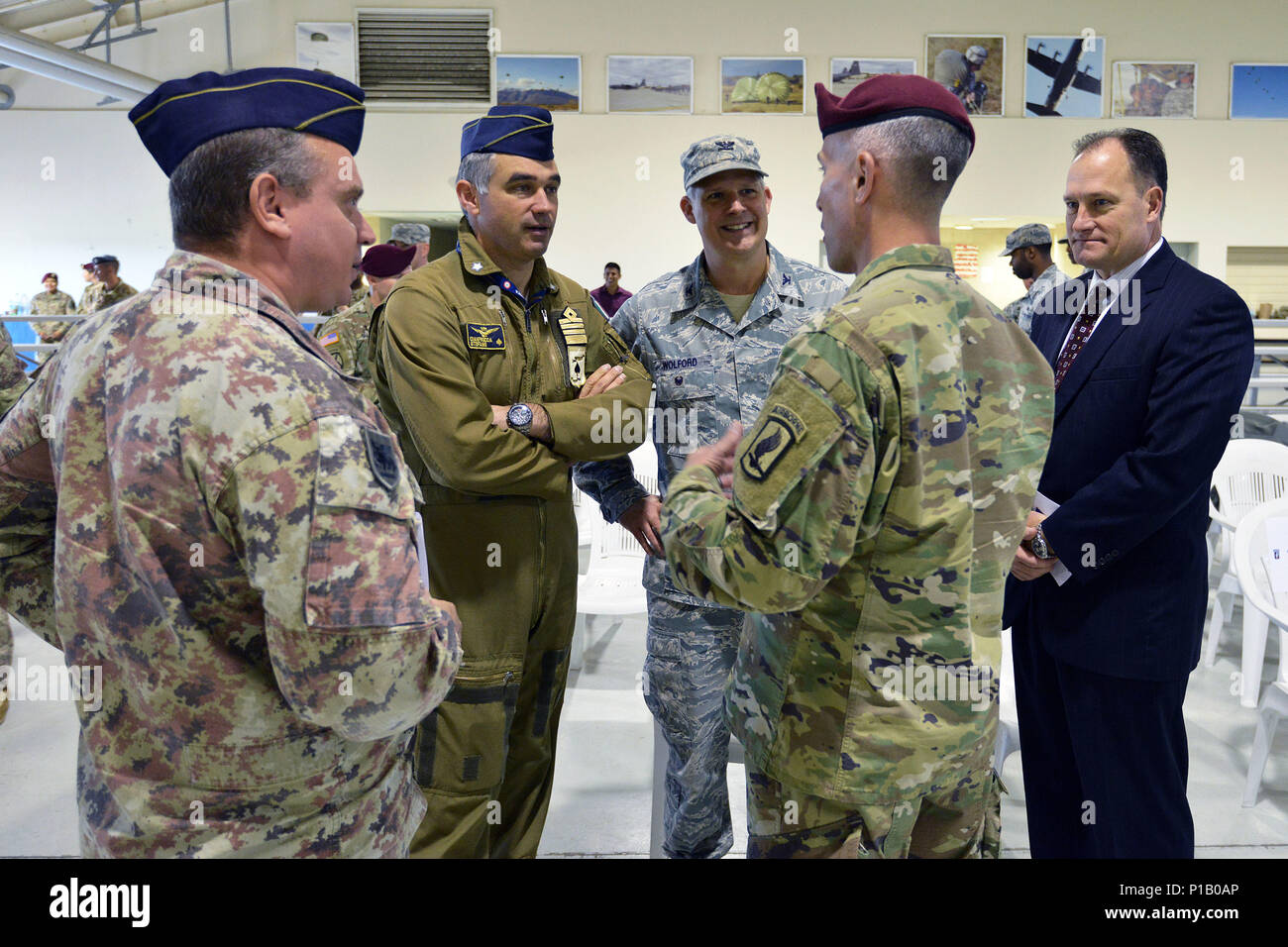 De Gauche A Droite L Armee De L Air Italienne Officier De Liaison Aerienne Le Lieutenant