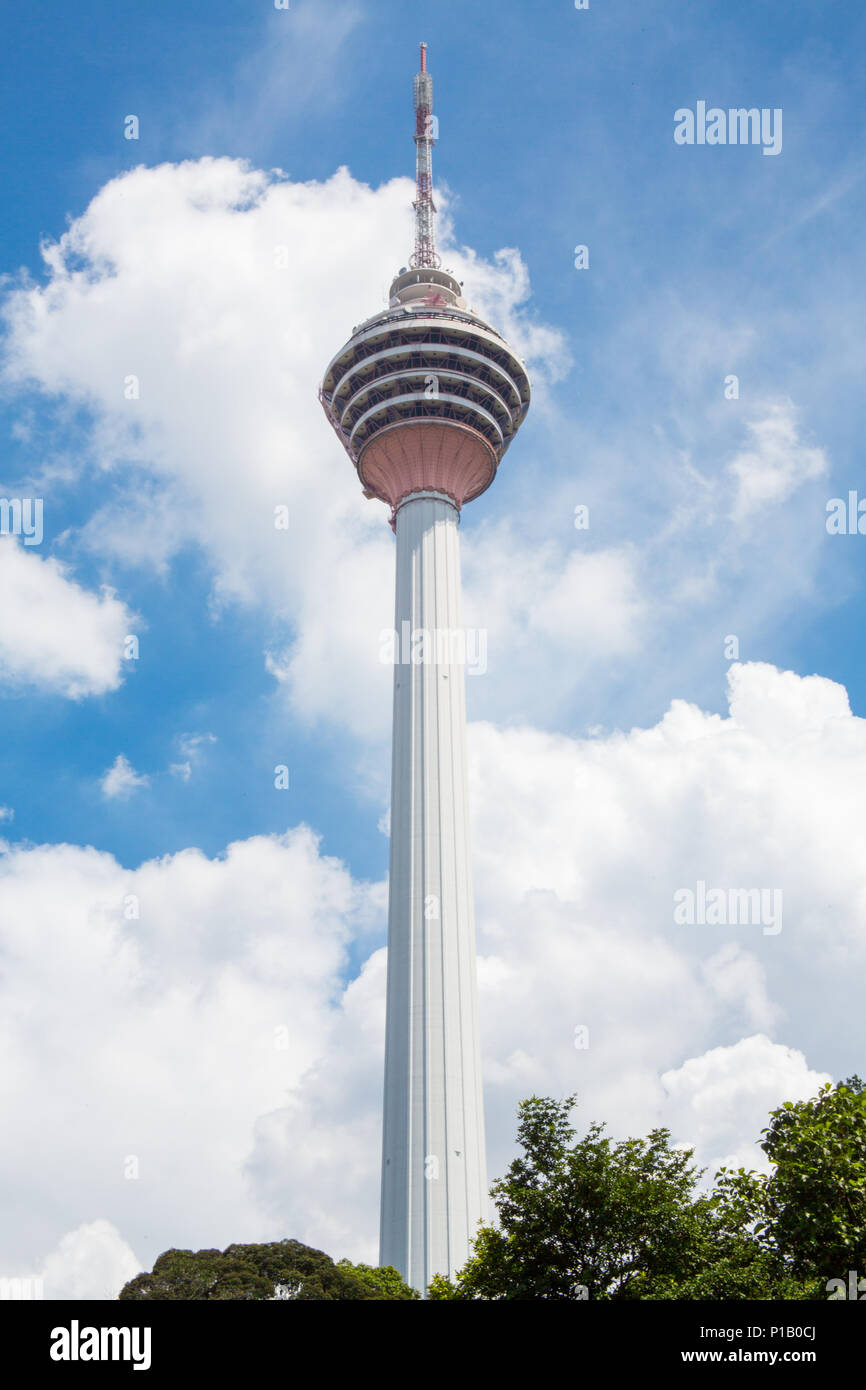 Kuala Lumpur/Malaisie - le 29 novembre 2014 : la Tour de Kuala Lumpur, domine l'horizon sur une journée ensoleillée en Malaisie. Banque D'Images