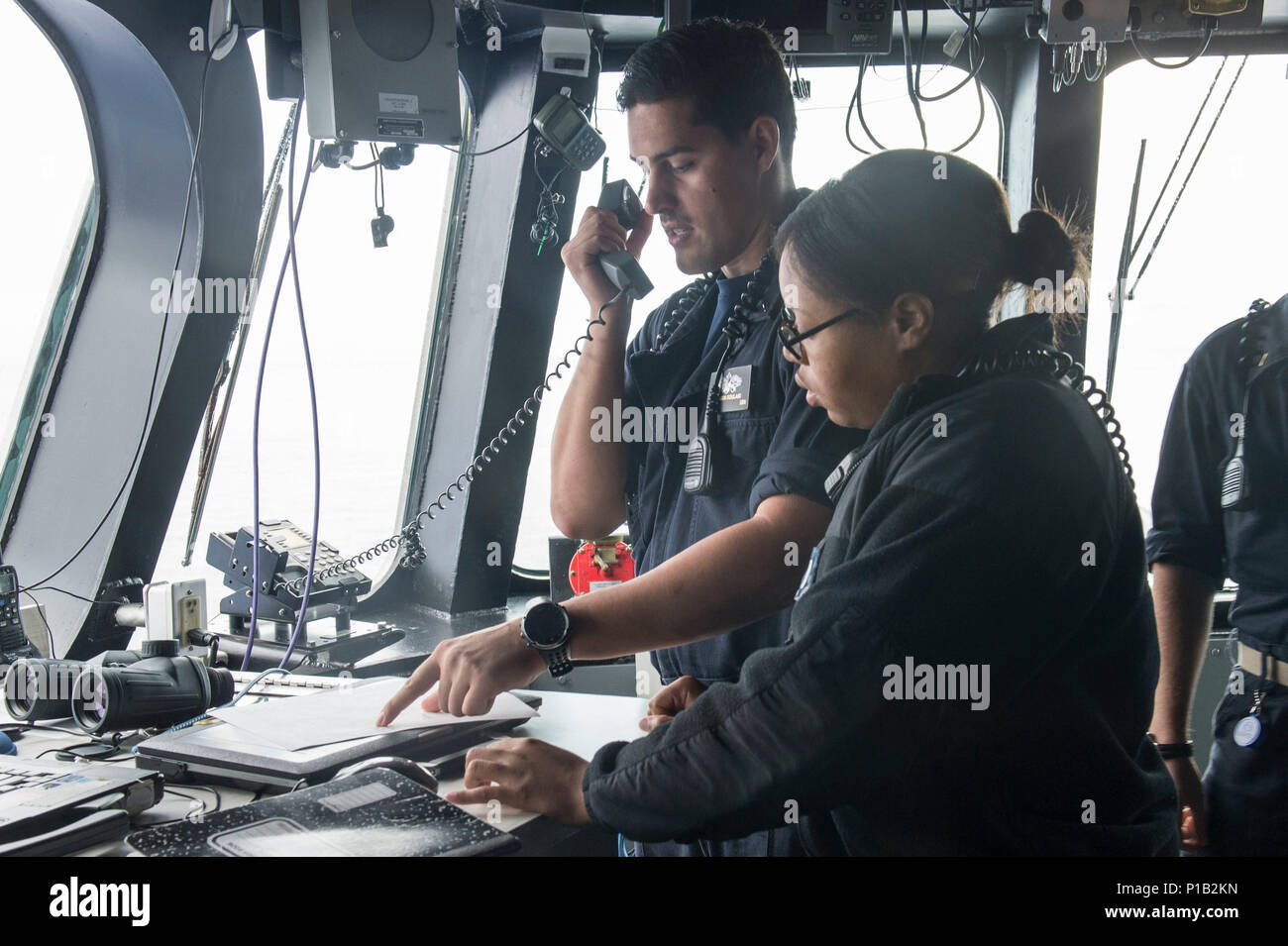 N Mw990 069 Ocean Pacifique 12 Octobre 16 Le Lieutenant J G Brandon Doulaki Et Le Lieutenant J G Tiara Anderson Attribue A Littoral Lutte Contre Le Uss Coronado Lcs 4 Lire Un Bref Historique A