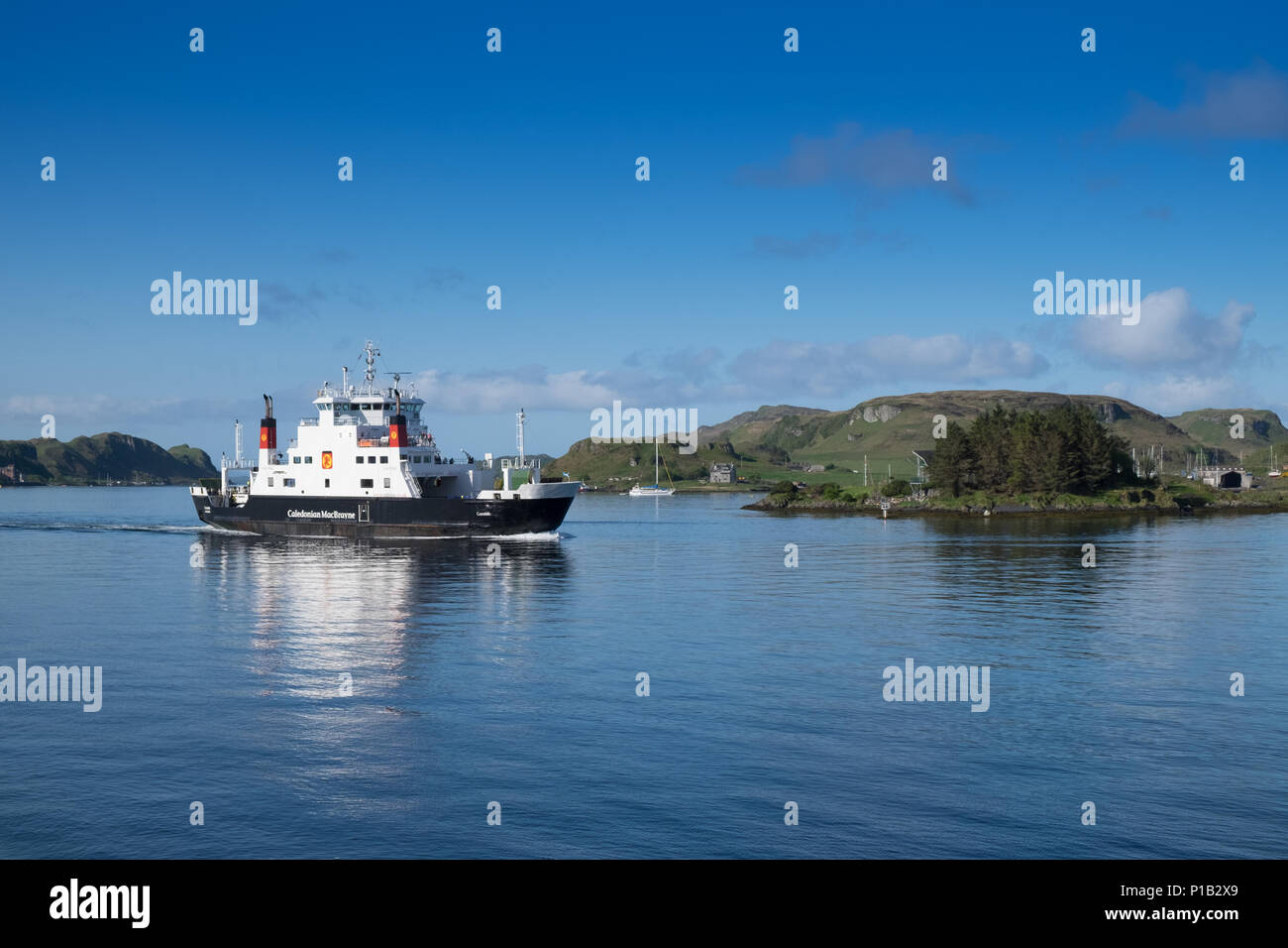 Ferry écossais de partir d'Oban sur la mer paisible Banque D'Images