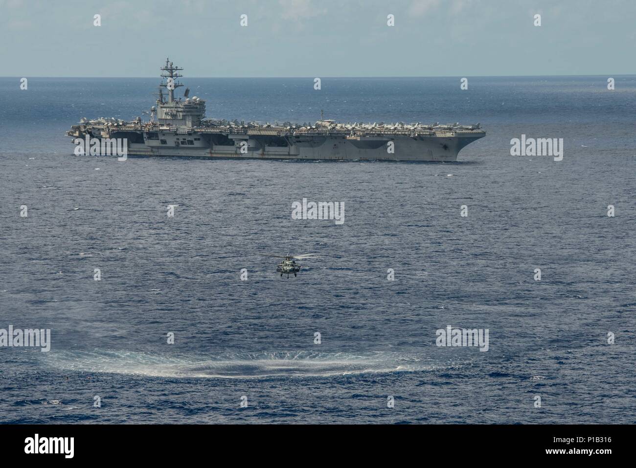 161007-N-OI810-1895 MER DES PHILIPPINES (24 oct. 7, 2016) Un MH-60S Sea Hawk, affecté à la 'Golden Falcon' de la mer d'hélicoptères de l'Escadron de Combat (HSC), 12 près de la flotte marine a seulement l'avant-déployé, porte-avions USS Ronald Reagan (CVN 76), à la suite d'ouvrir-océan hélicoptère de recherche et de sauvetage en mer de la formation. Ronald Reagan, le groupe aéronaval du cinq (5) CSG, phare est en patrouille soutenir la sécurité et la stabilité dans la région du Pacifique-Indo-Asia. (U.S. Photo de la marine par le maître de 3e classe Nathan Burke/libérés) Banque D'Images