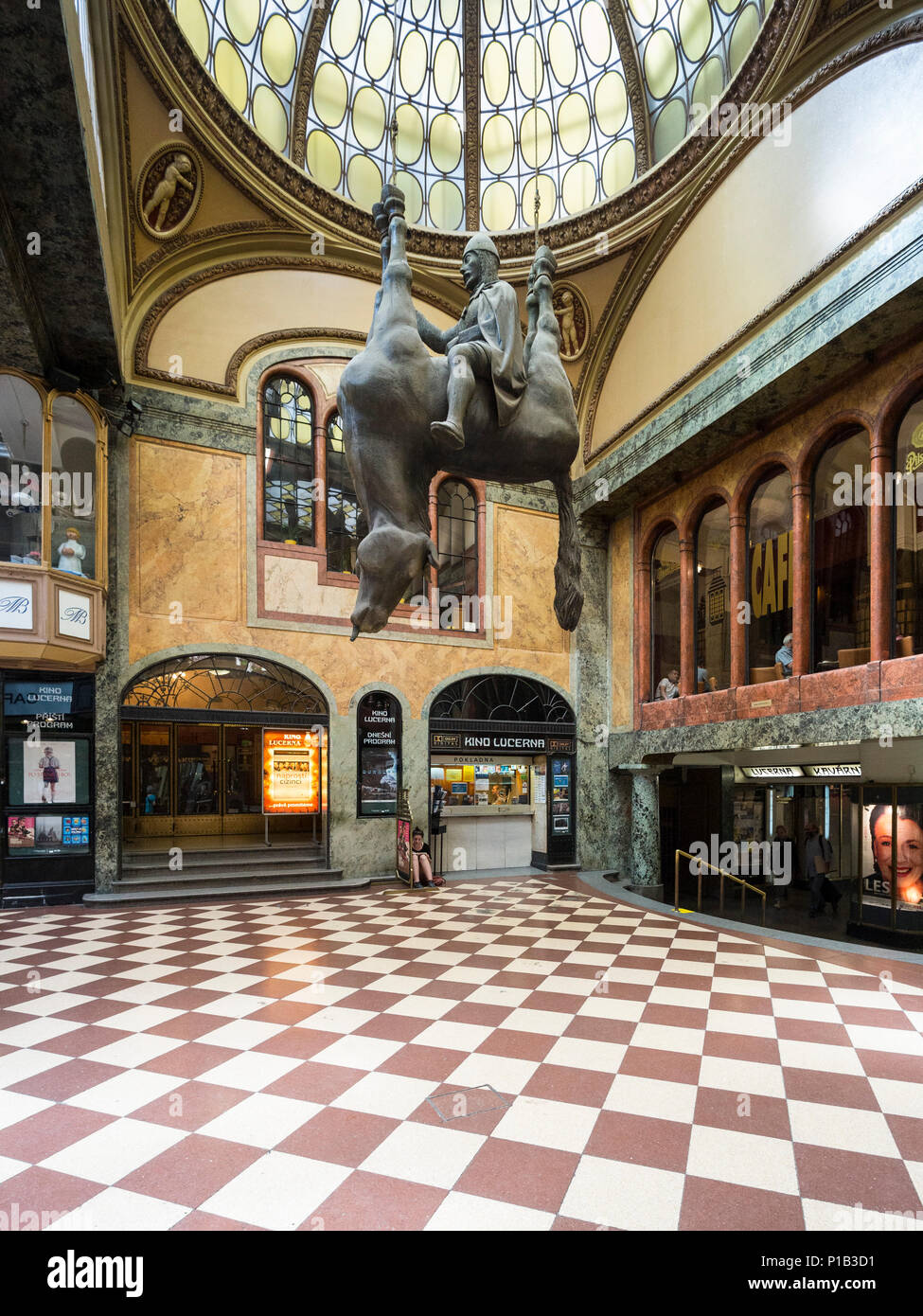 Prague. République tchèque. Palais Lucerna passage commercial Palác Lucerna (), et la sculpture du roi Venceslas ( intitulé, Kun/cheval, 1999), par David Černý. Banque D'Images