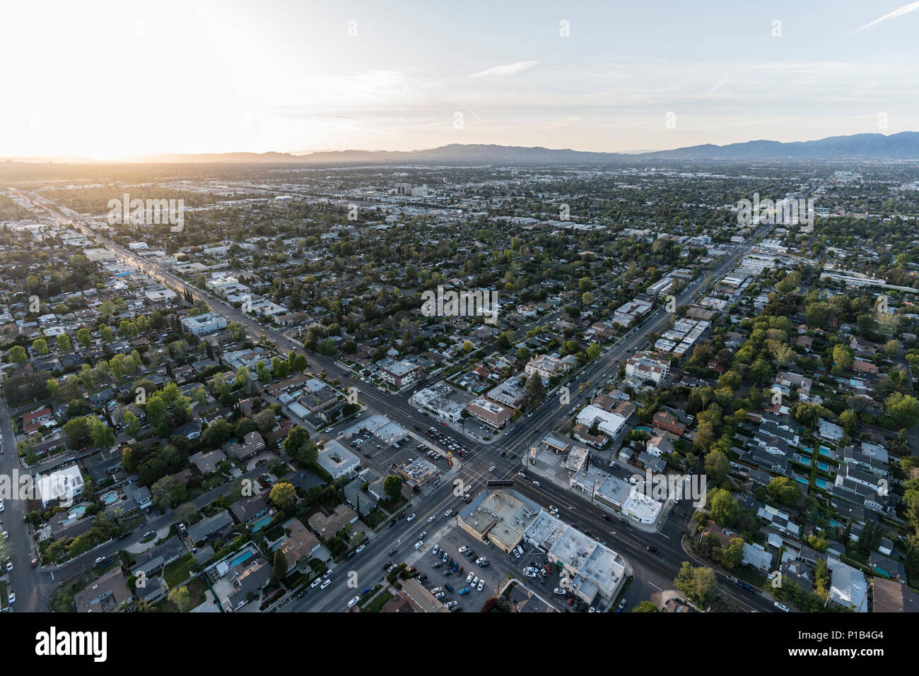 Los Angeles, Californie, USA - 18 Avril 2018 : le coucher du Soleil Vue aérienne de San Fernando Valley rues et bâtiments. Banque D'Images
