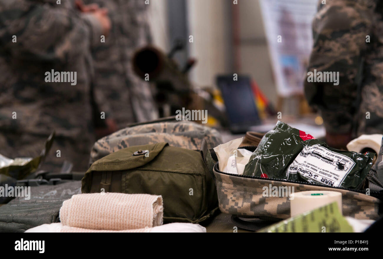 Les fournitures médicales sont affichés sur un tableau au cours de la 435ème Escadre d'opérations air-terre portes ouvertes à la base aérienne de Ramstein, en Allemagne, le 6 octobre 2016. La 435ème AGOW a accueilli la journée portes ouvertes pour les dirigeants et de Ramstein en Europe de l'US Air Force les gestionnaires fonctionnels afin qu'ils puissent avoir une meilleure compréhension de l'équipement et les capacités de l'aile. (U.S. Photo de l'Armée de l'air par la Haute Airman Tryphena Mayhugh) Banque D'Images