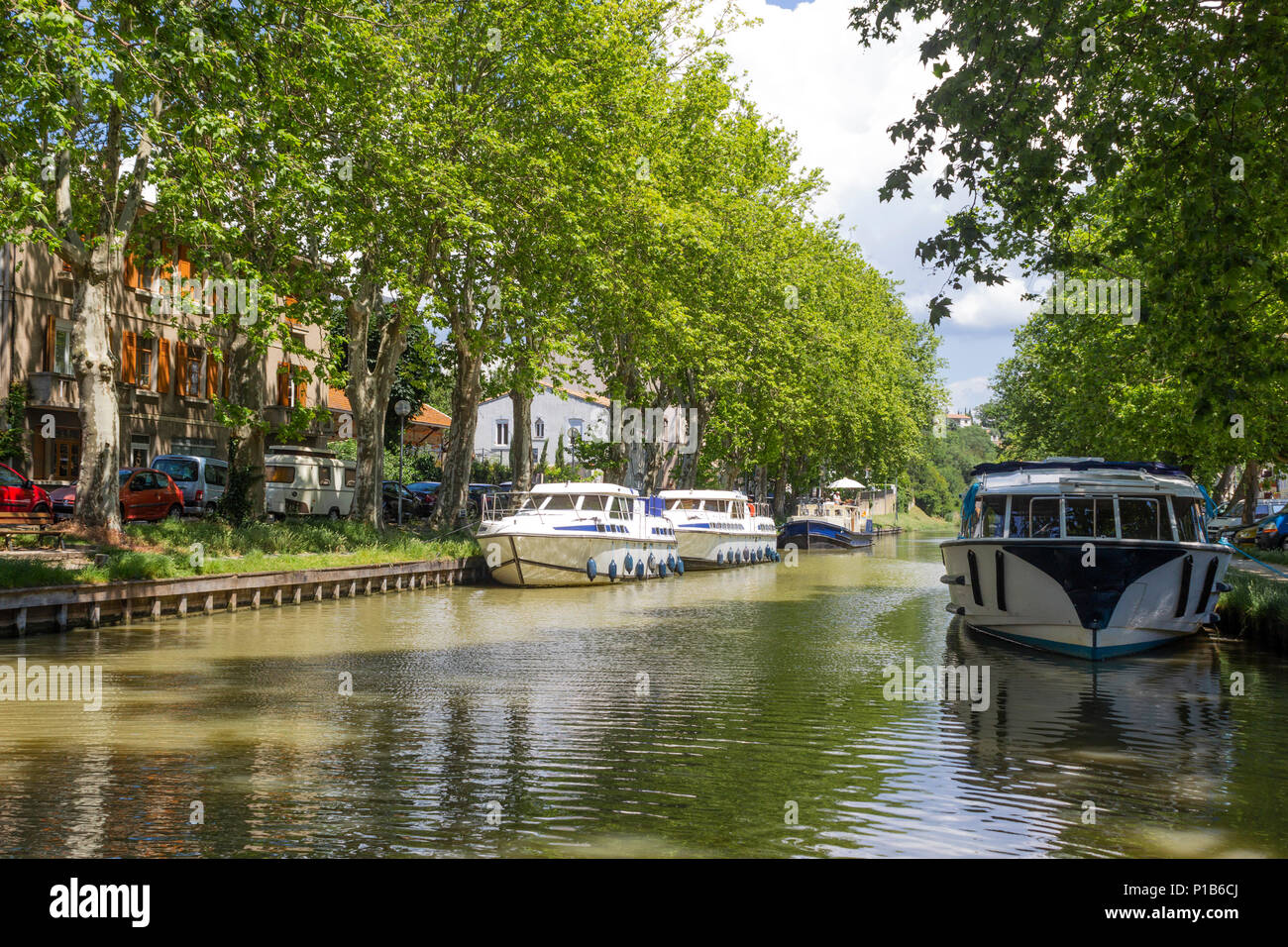 Le Canal du Midi, Carcassonne, Aude, département français de la région de l'Occitanie, France. Bateaux amarrés sur le canal bordé d'arbres. Banque D'Images