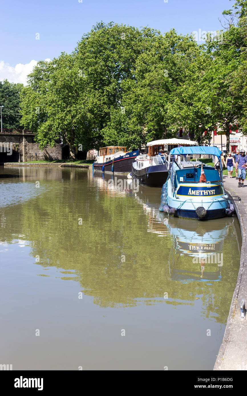 Le Canal du Midi, Carcassonne, Aude, département français de la région de l'Occitanie, France. Bateaux amarrés sur le canal bordé d'arbres. Banque D'Images