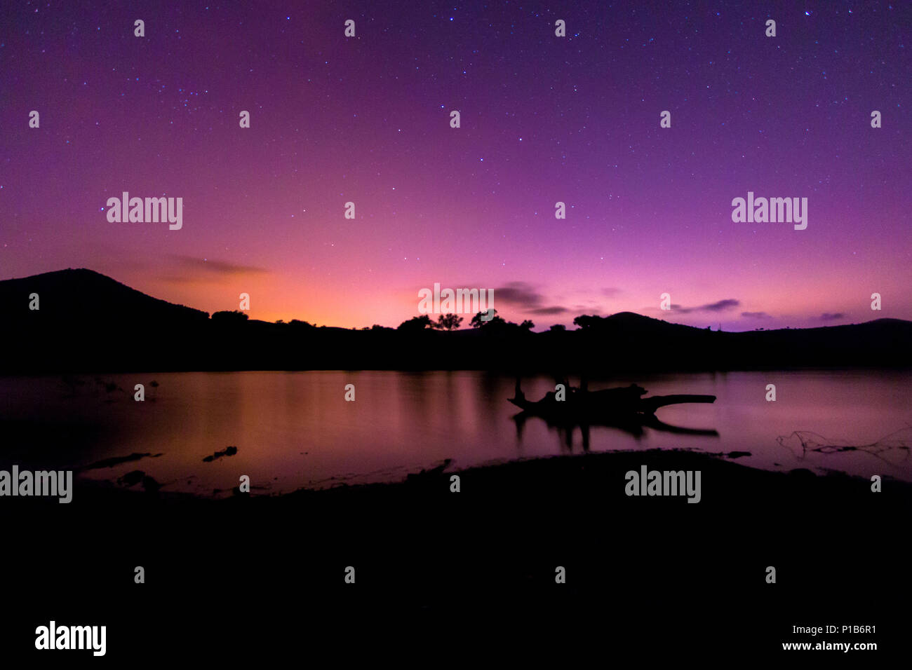 Nuit étoilée et purple sky sur la rivière. Région de fleuve Bouregreg, Rabat, Maroc Banque D'Images