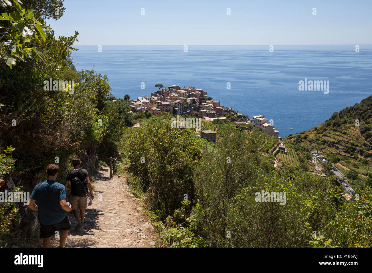 Avis de Corniglia village du chemin sur la colline et deux voyageurs. Cinque Terre, ligurie, italie Banque D'Images