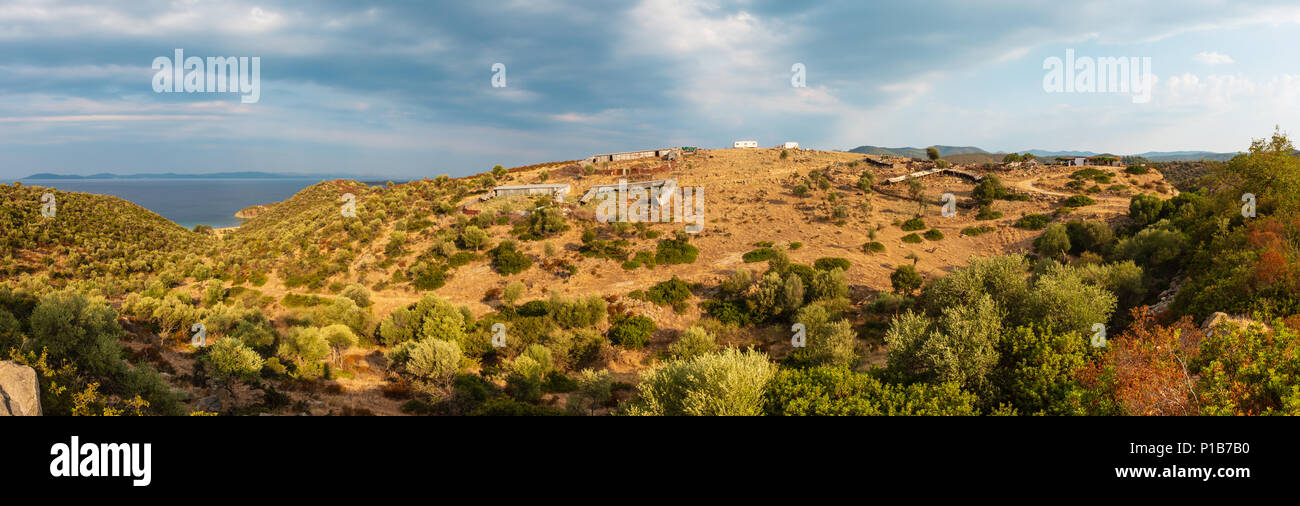 Tôt le matin sur Sithonia (Grèce) et ciel avec des nuages sombres. Banque D'Images