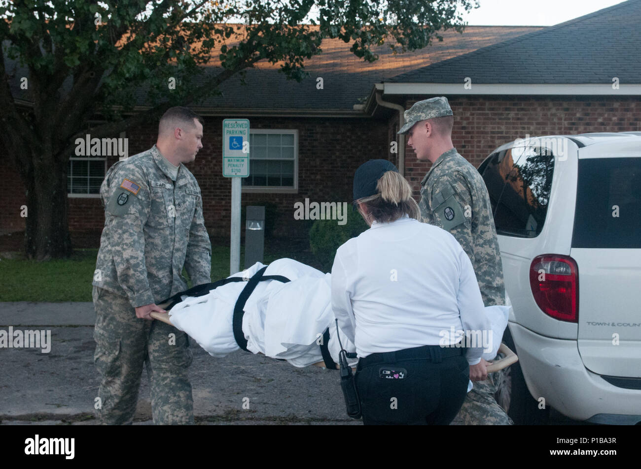 La Garde nationale de l'Armée de la Caroline du Nord et des transports services d'urgence les patients alités à travers l'inondation des rues créée par l'Ouragan Matthew à Fayetteville N.C., Octobre 09, 2016. Les fortes pluies causées par l'Ouragan Matthew ont entraîné des inondations jusqu'à cinq pieds dans certains domaines. (U.S. Photo de la Garde nationale par le sergent. Jonathan Shaw, 382e Détachement des affaires publiques/libérés) Banque D'Images