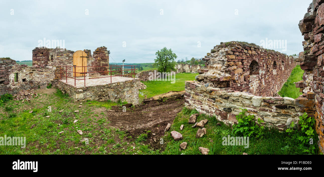 Pidzamochok château ruines printemps panorama, District de Boutchatch, Ternopil Région, l'Ukraine. Dating près de 1600. Banque D'Images