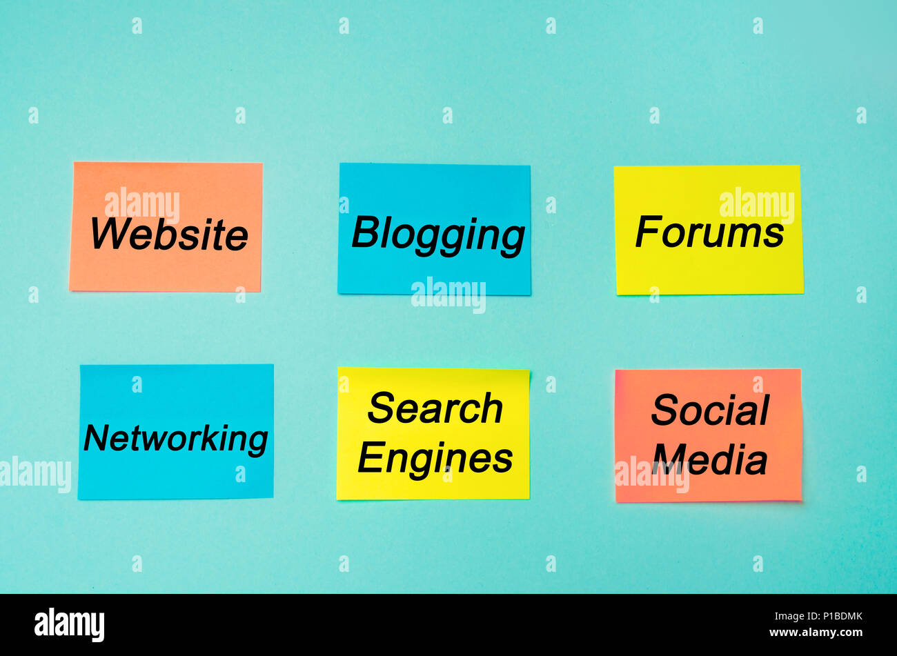 Présence en ligne, internet, communication, réseaux sociaux en entreprise, site web, forums, blogs, réseaux, moteurs de recherche, médias sociaux. multicolor Banque D'Images