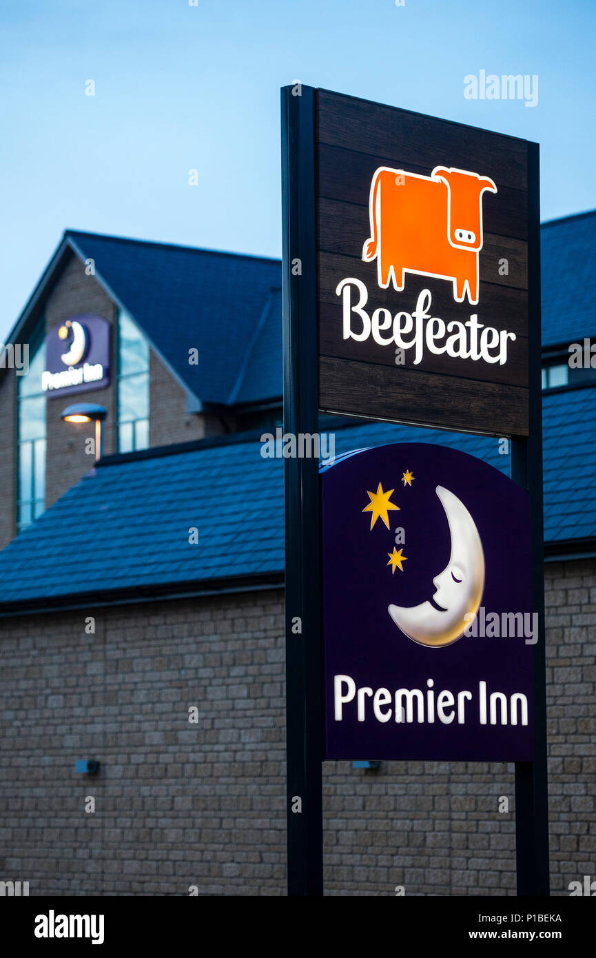 Premier Inn hôtel bon marché abordables économie logement , et restaurant Beefeater .signe extérieur, nuit, Cirencester England UK Banque D'Images