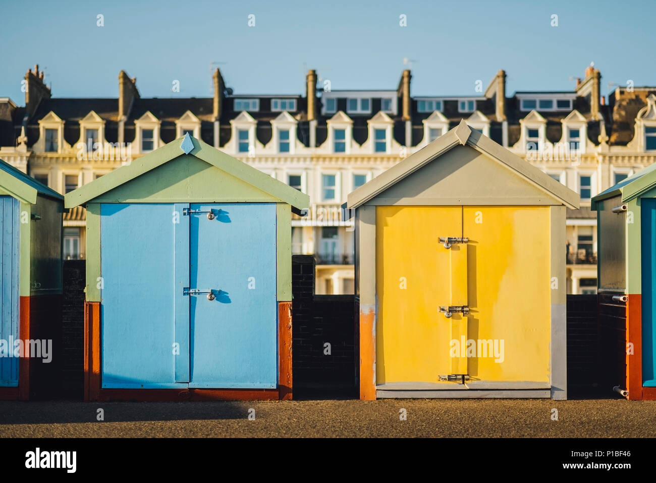 Beach Cottages colorés à la plage de Brighton, Brighton, Angleterre Banque D'Images