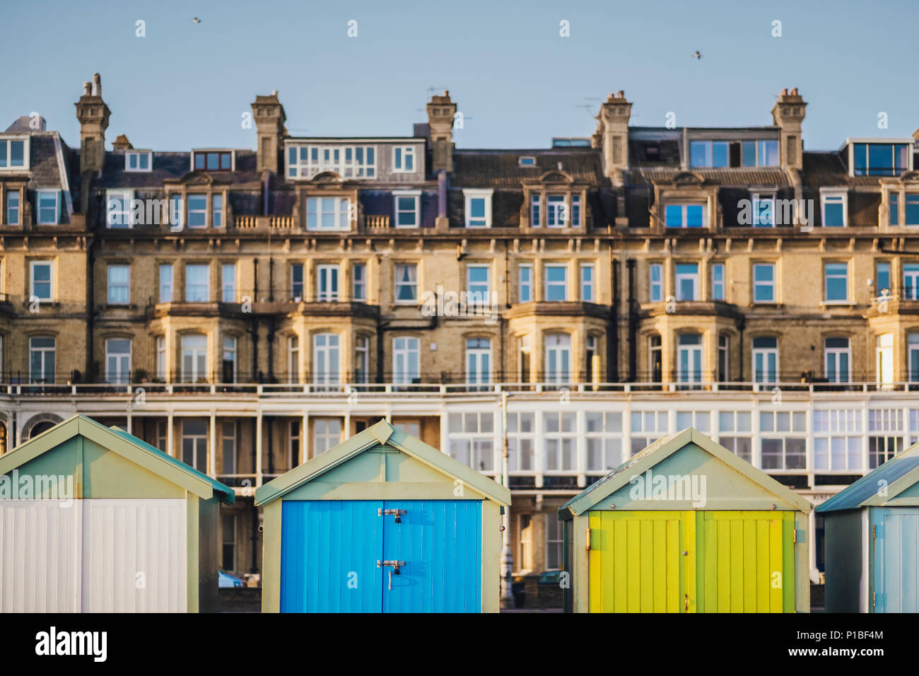 Beach Cottages colorés à la plage de Brighton, Brighton, Angleterre Banque D'Images