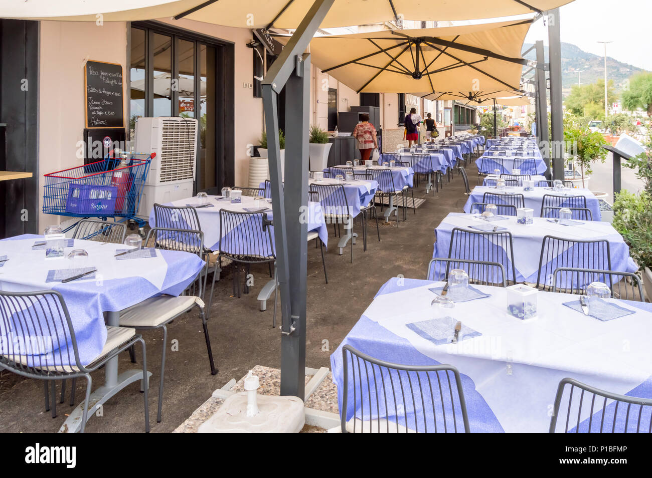 Cefalu, Sicile,l'Europe 05/06/2018.Terrasse table d'un restaurant à l'ancienne de Cefalù en arrière-plan dans le nord de la Sicile Italie Banque D'Images