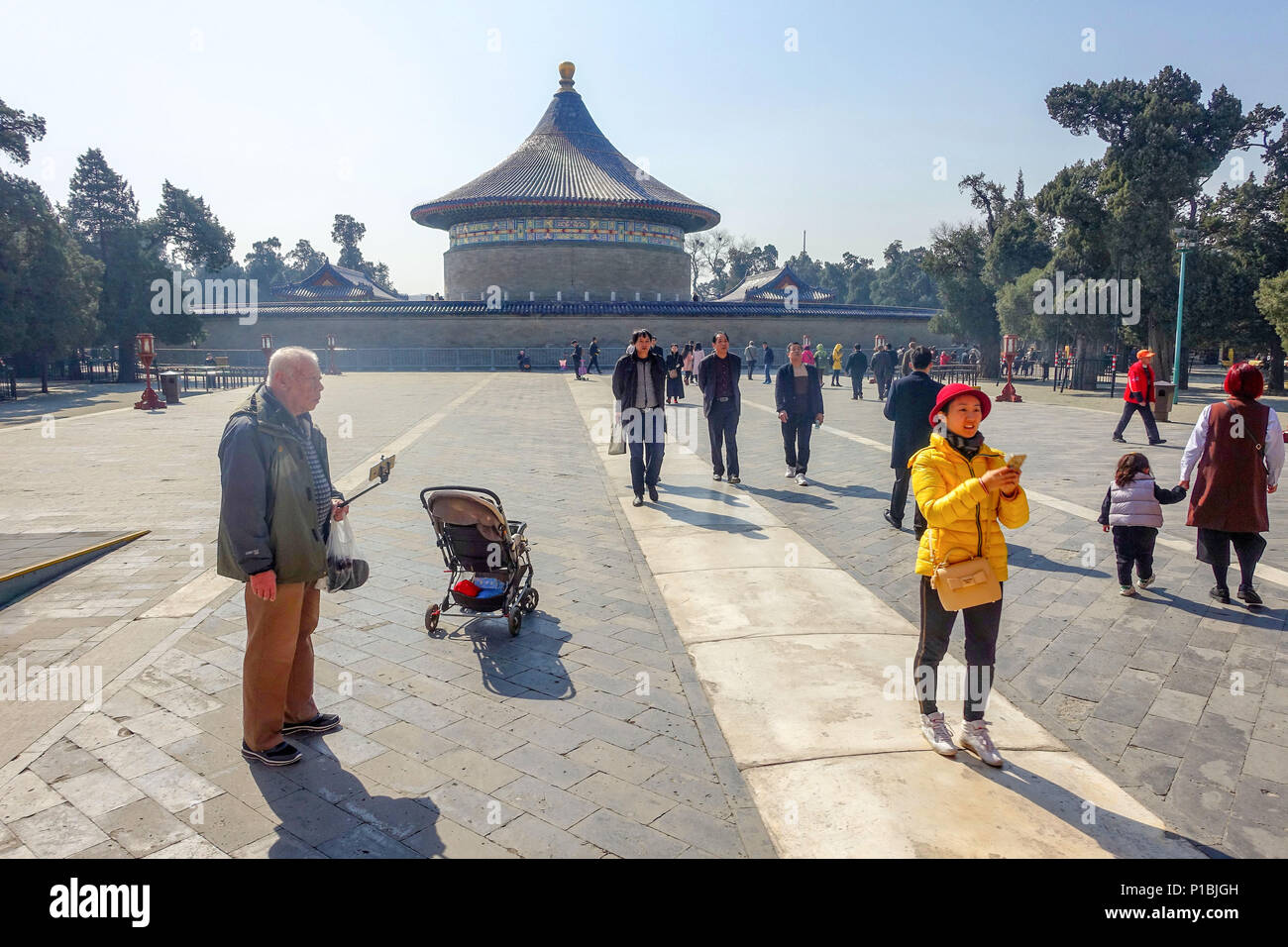 BEIJING, CHINE - le 14 mars 2016 : les touristes visitant le Temple du Ciel park complex. Banque D'Images