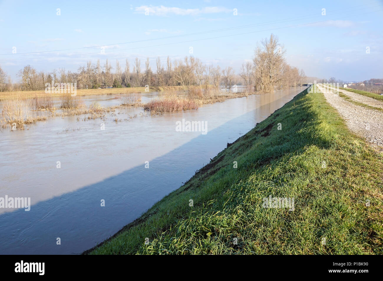 Rivière en crue pendant la saison des pluies dans les tropiques. Panorama de l'embouchure du fleuve. Vue panoramique, vue aérienne. Sale, muddy river embankment Banque D'Images