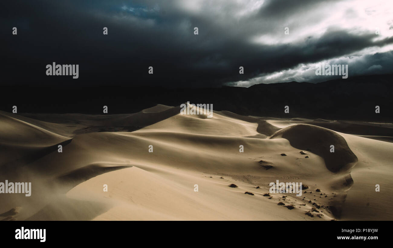 La Panamint dunes de sable tout comme une tempête est le dégagement en Death Valley National Park. Banque D'Images