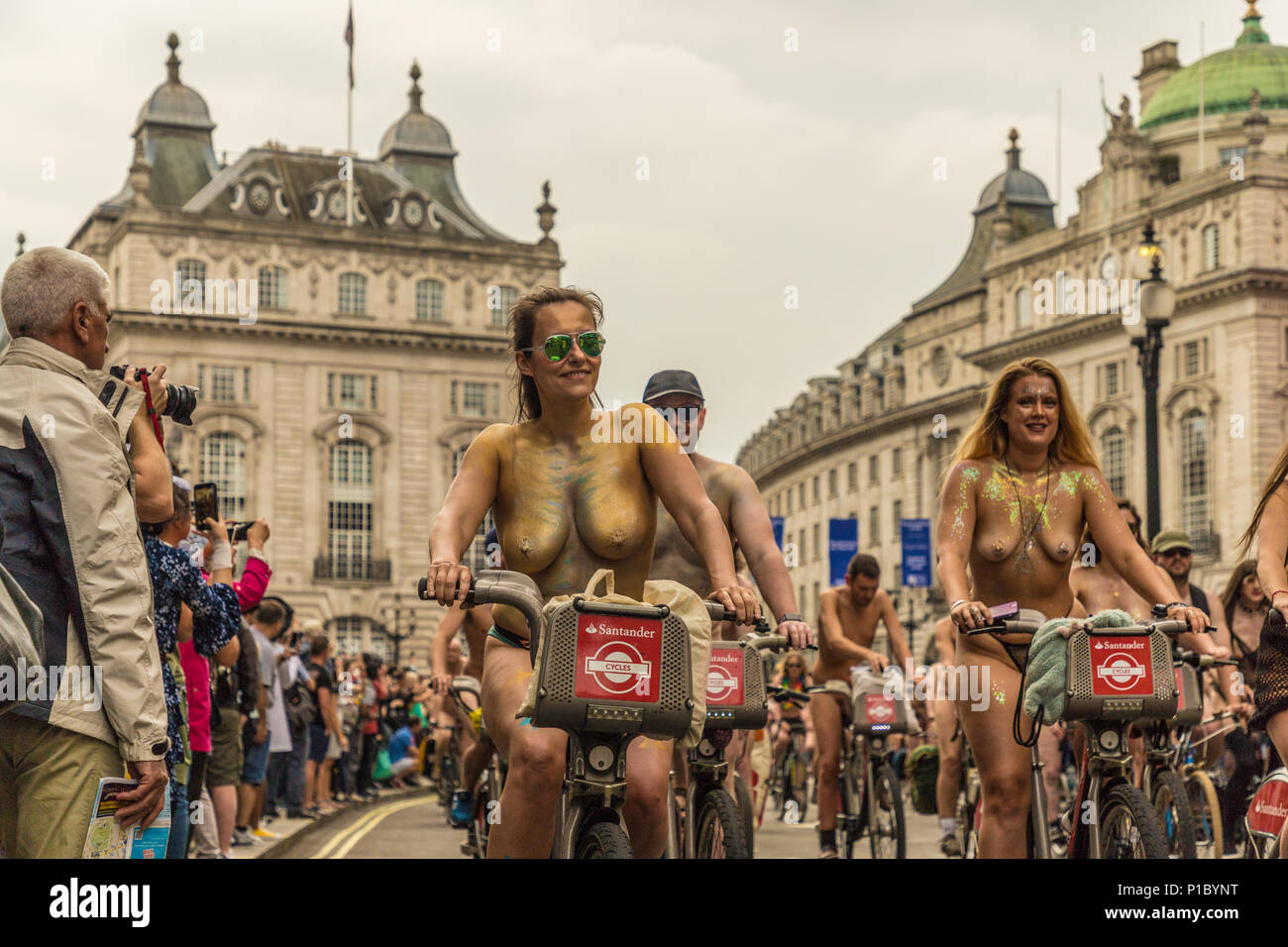 Vue Des Cyclistes Au Cours De La London Naked Bike Ride Londres Le Juin Photo Stock Alamy